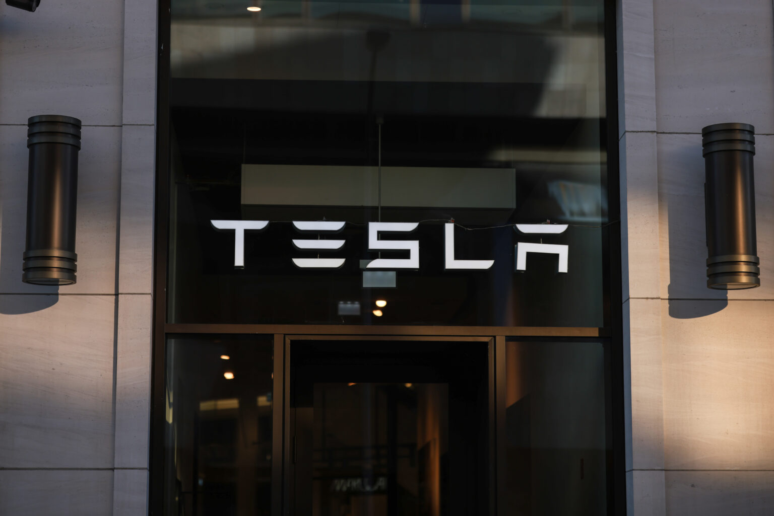 Glastür, auf der sich das Tesla-Logo befindet