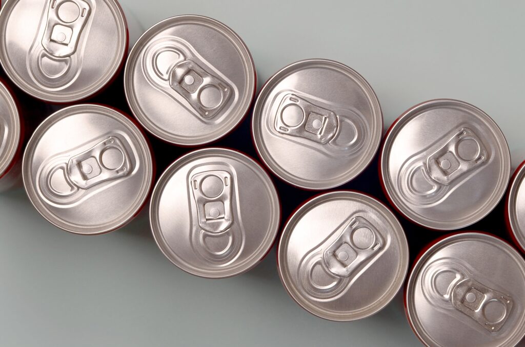 Aluminiumdosen gefüllt mit Energy-Drinks