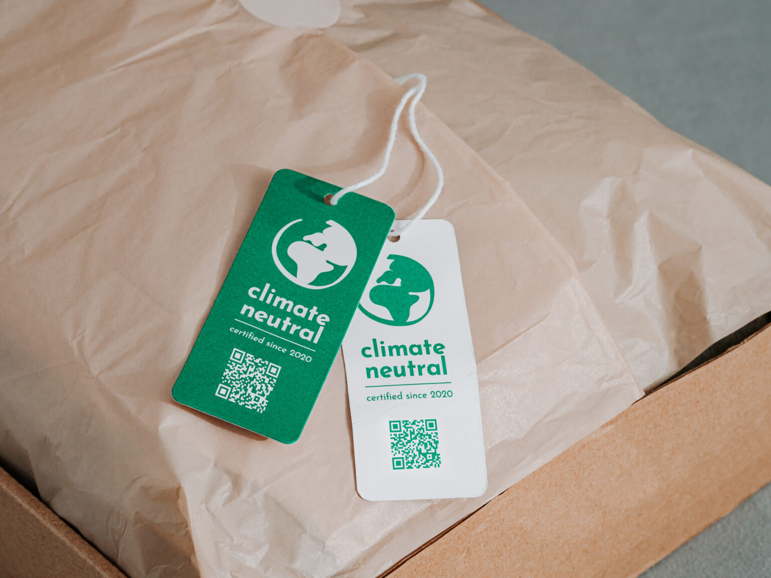 Grünes und weißes Etikett mit klimaneutral Aufschrift