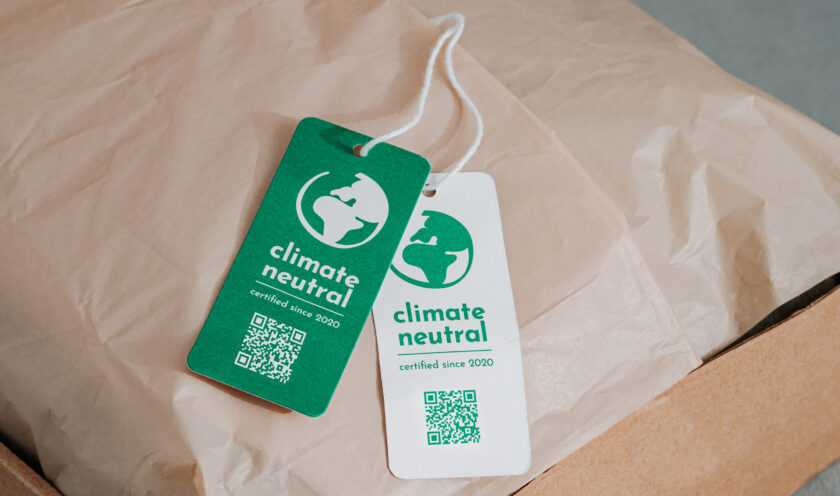 Grünes und weißes Etikett mit klimaneutral Aufschrift