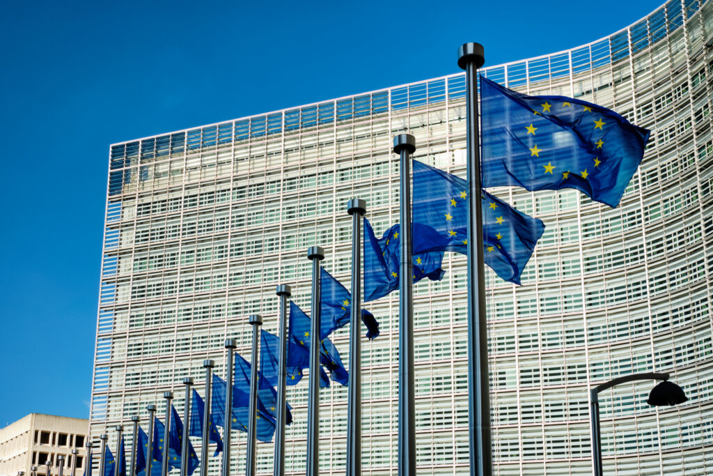 EU-Flaggen vor der Europäischen Kommission in Brüssel