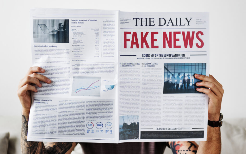 Zeitung mit Fake News als Überschrift auf dem Titelblatt