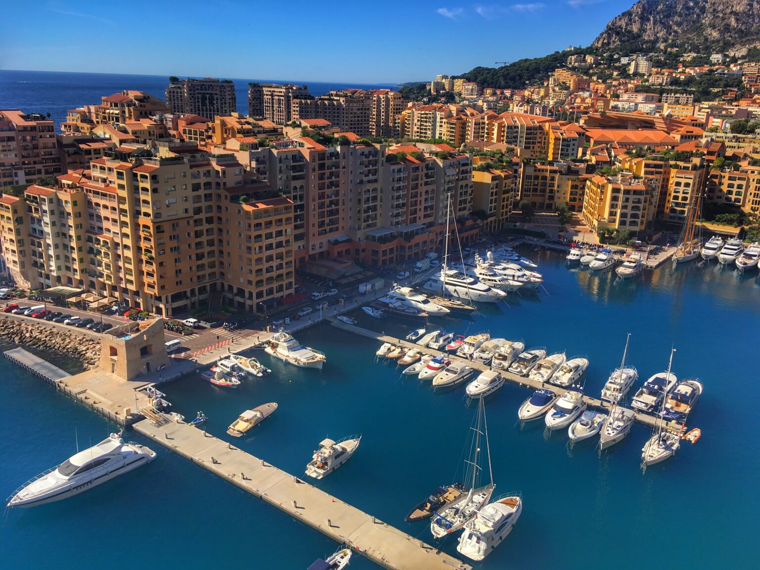 Blick auf das Fürstentum Monaco, aufgenommen aus der Luft