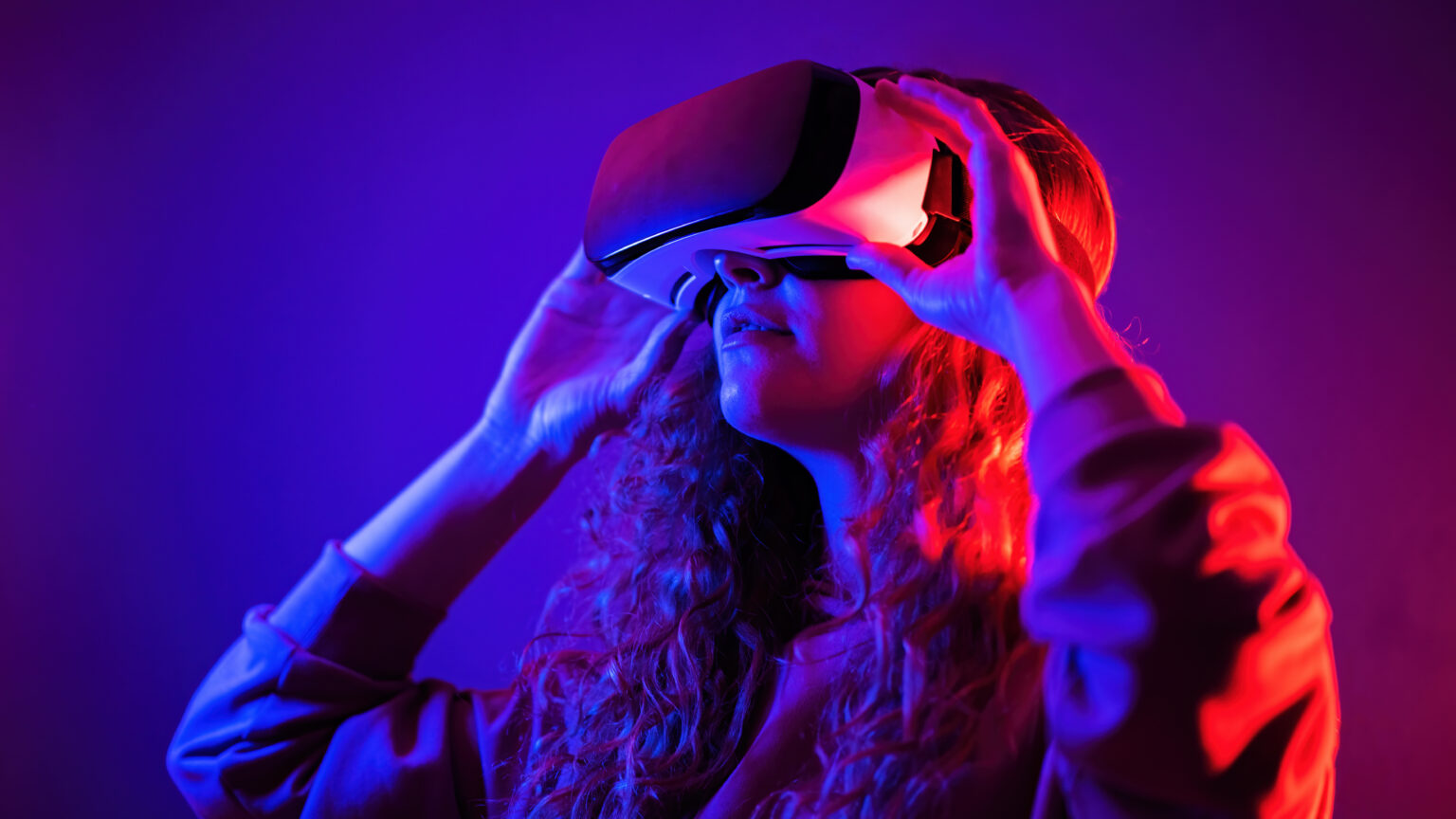 Junges Mädchen trägt Virtual-Reality-Brille