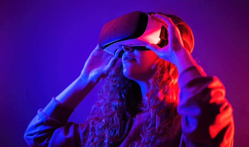 Junges Mädchen trägt Virtual-Reality-Brille