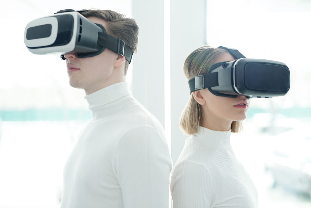 Mann und Frau tragen Virtual Reality Brille
