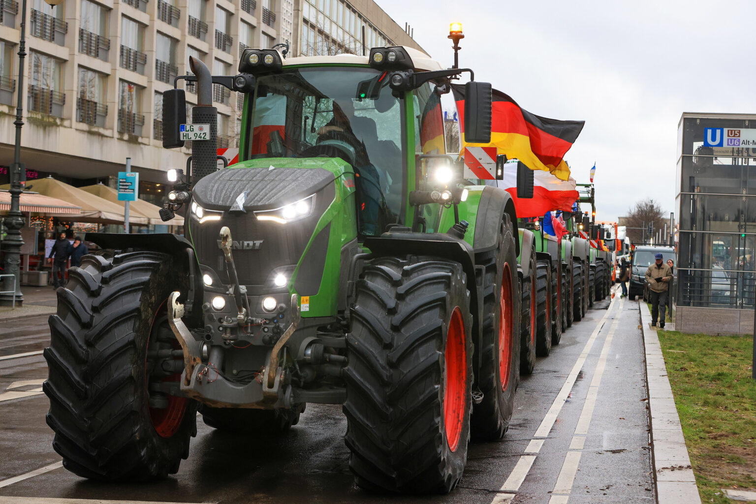 Traktoren rollen über Deutschlands Straße und hissen die Fahnen