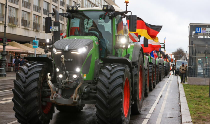 Traktoren rollen über Deutschlands Straße und hissen die Fahnen