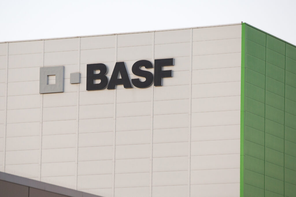 Firmengebäude von BASF in weiß mit einer grünen Wand