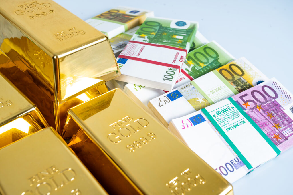 Euroscheine in 100, 200 und 500 sowie einige Goldbarren 