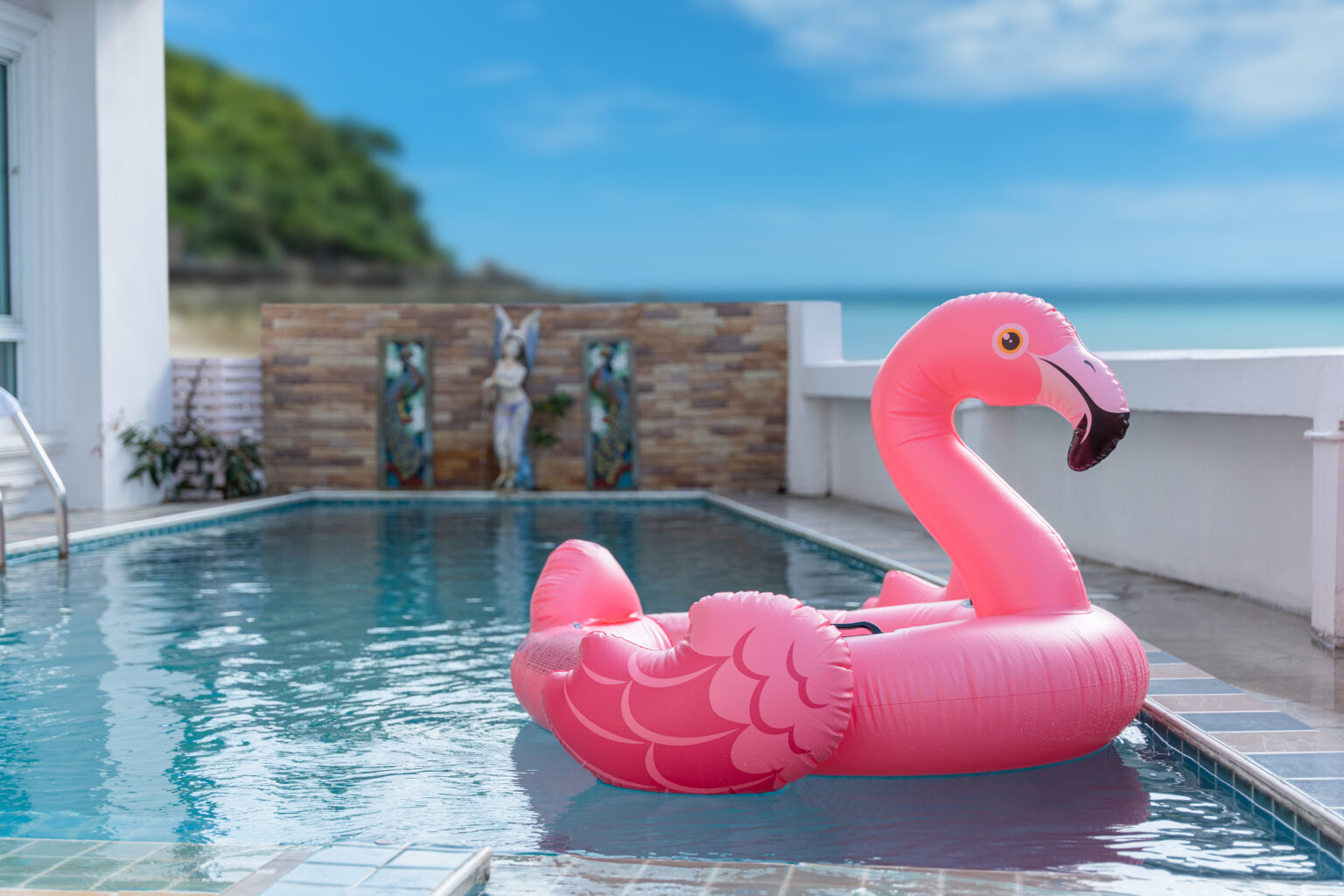 Plastikflamingo in rosa in einem Pool
