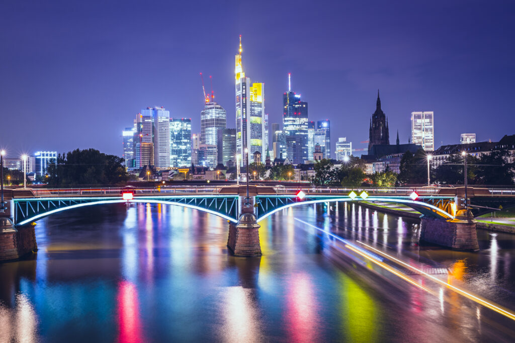 Blick auf Frankfurt bei Nacht