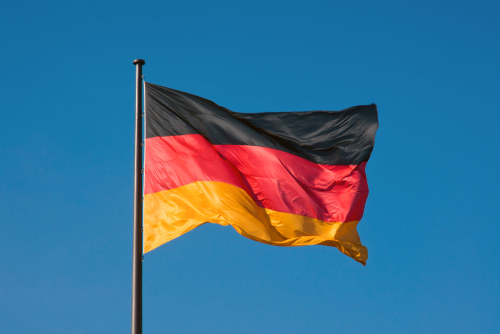 Deutsche Flagge weht im Wind