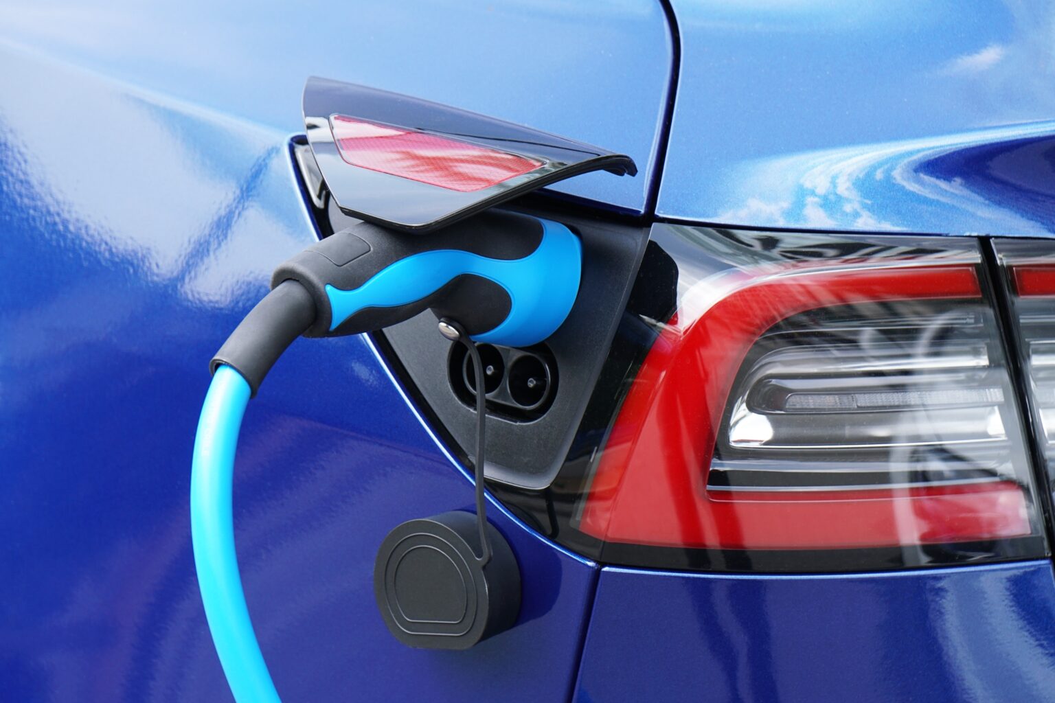 E-Auto wird mit Strom betankt