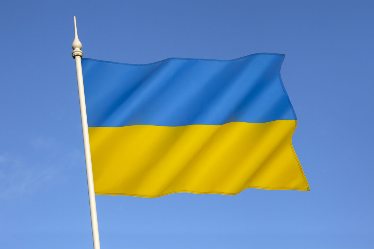 Ukrainische flagge weht im Wind