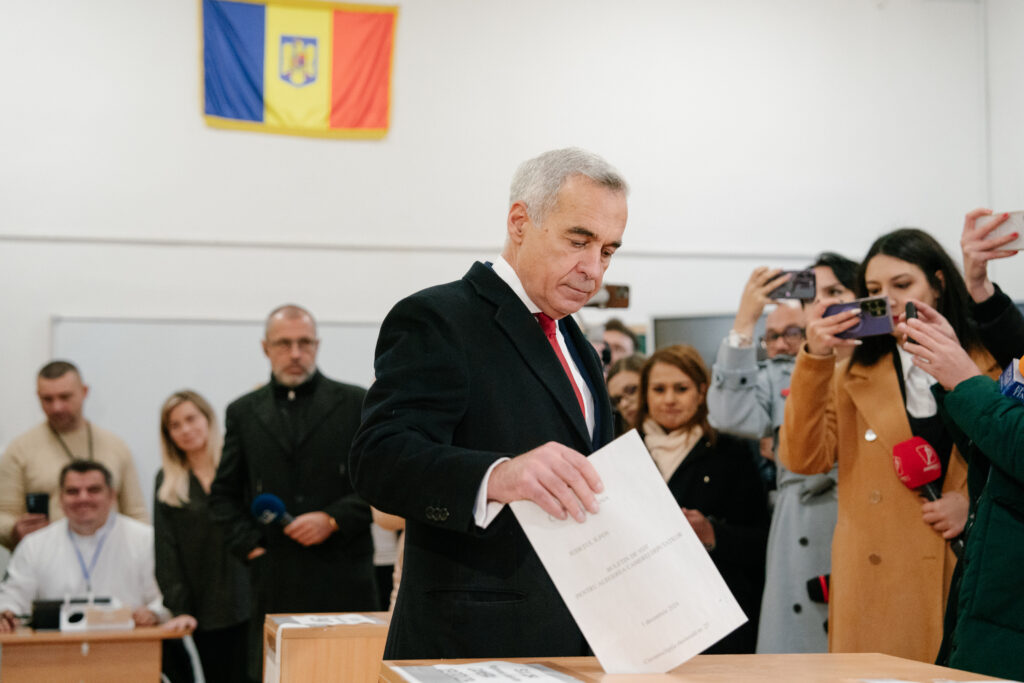 Calin Georgescu wirft Wahlkarte in Wahlurne