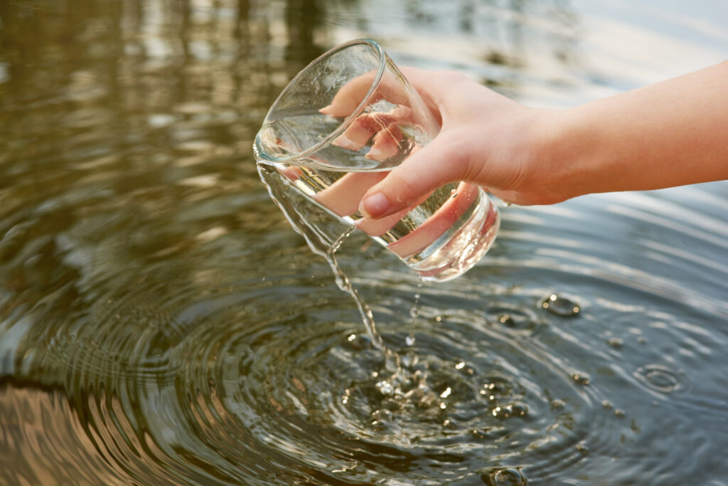 Glas das in Wasser gehalten wird