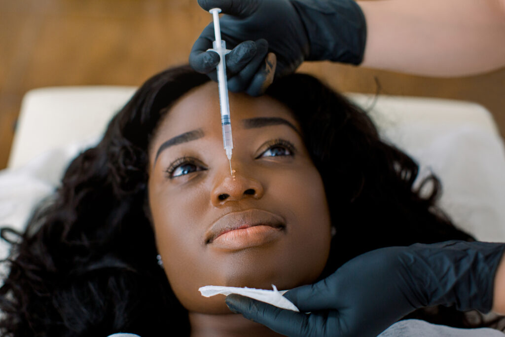 Frau der Botox in die Nase gespritzt wird