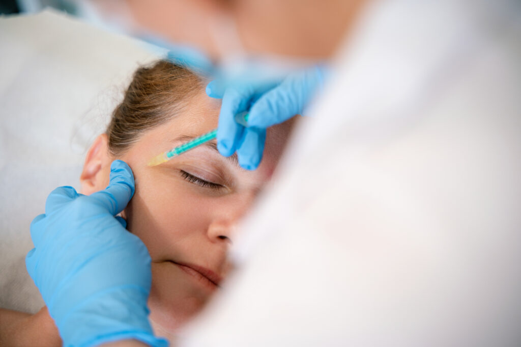 Frau die Botox gespritzt bekommt
