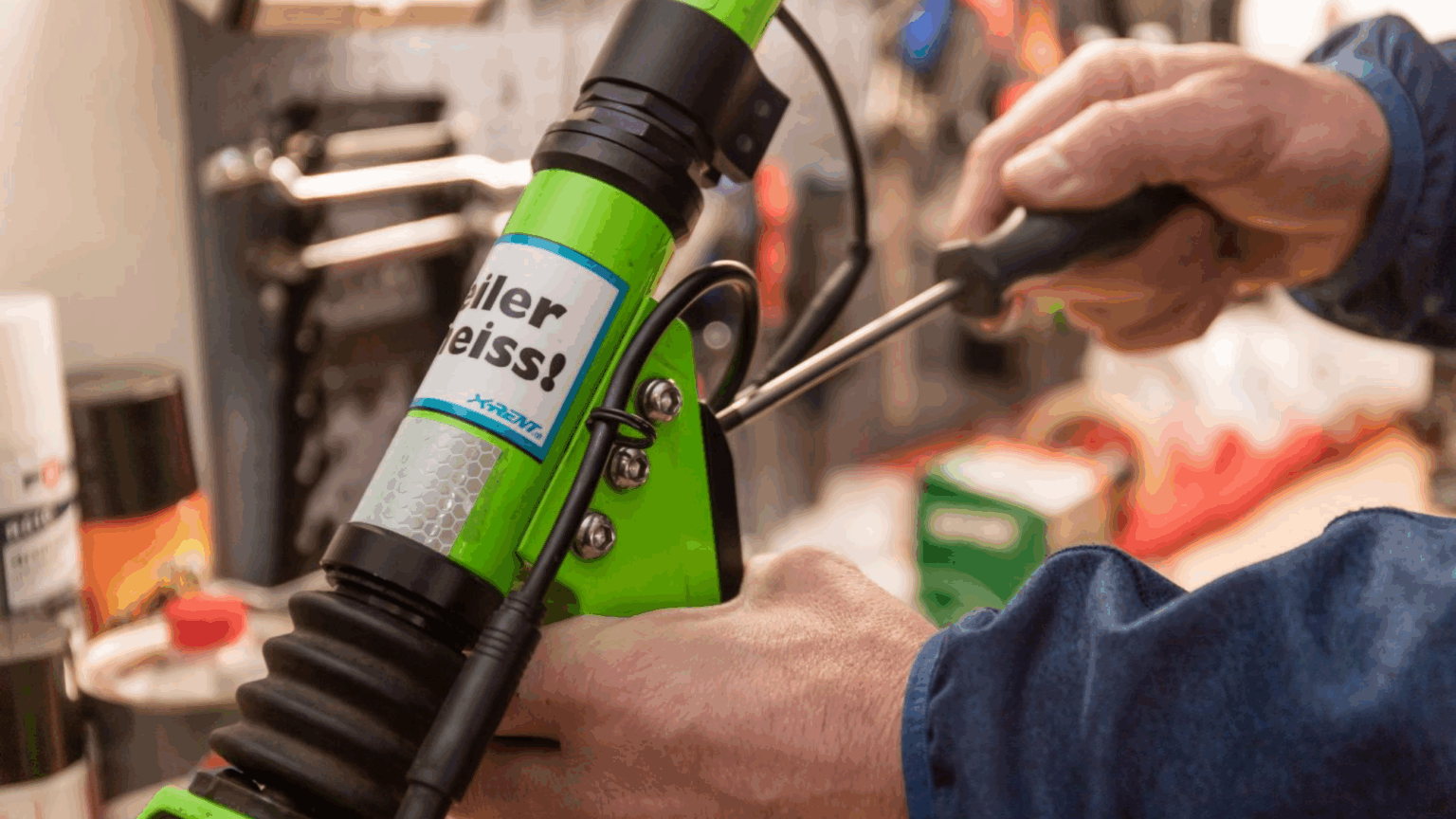 Der eScooterLaden bietet nicht nur eine breite Auswahl an E-Scootern und E-Mopeds, sondern auch zuverlässige Reparatur- und Wartungsservices mit hochwertigen Ersatzteilen für E-Scooter, um die Sicherheit und Langlebigkeit der Fahrzeuge zu gewährleisten.