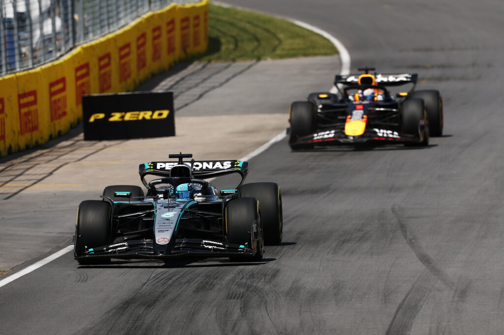 George Russell und Max Verstappen bei einem Gran Prix Formel 1 Rennen