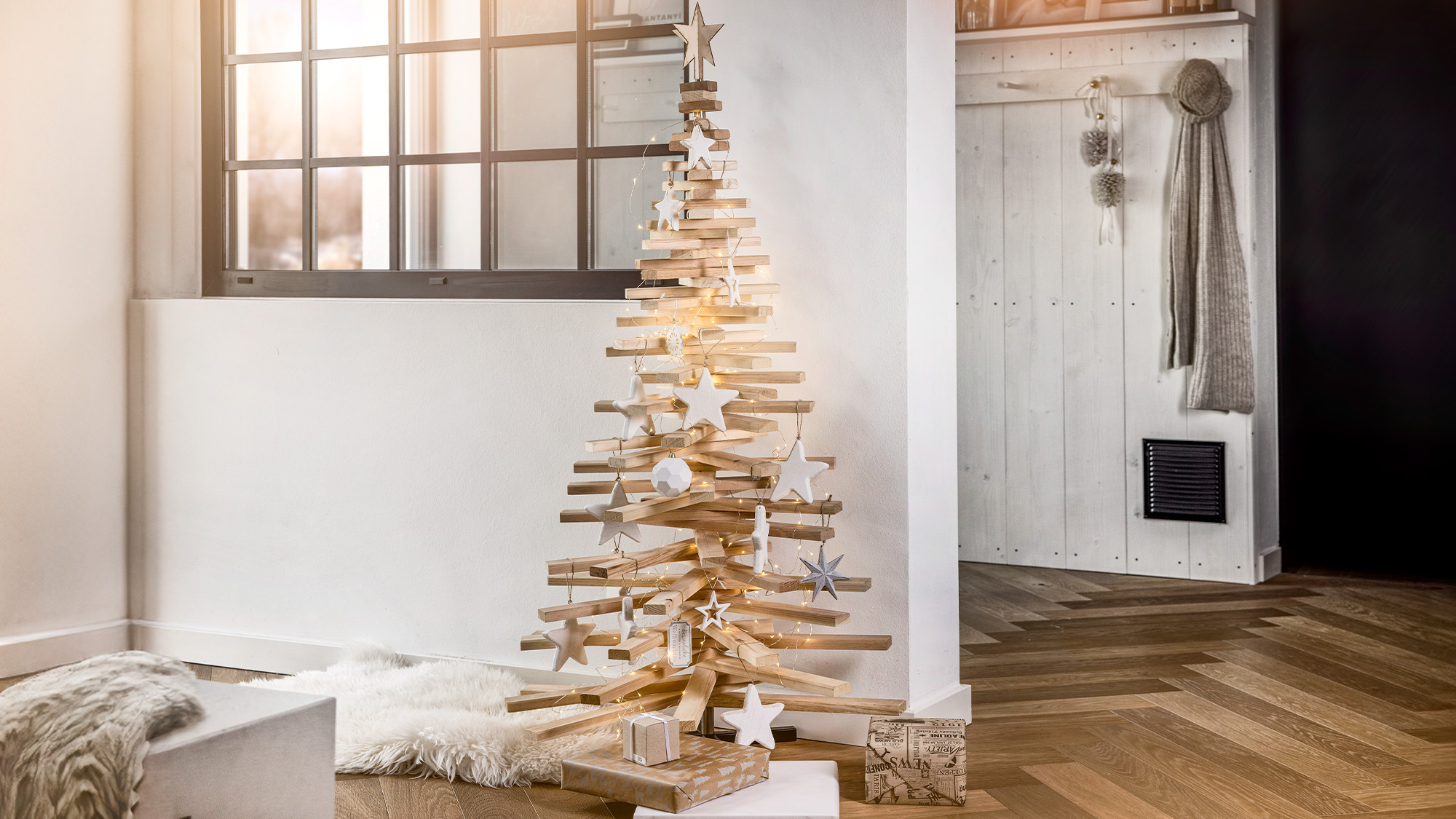 Nachhaltig dekorieren: Die Gründer Hans Kapeller und Stefan Leitner von KAP & MEL GmbH präsentieren ihre wiederverwendbaren Weihnachtsbäume aus Holz und Edelstahl – die innovative, umweltfreundliche Alternative aus Salzburg