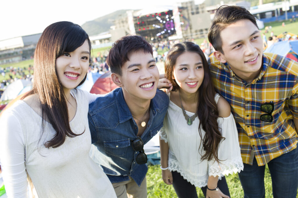Vier asiatische Freunde auf Festival