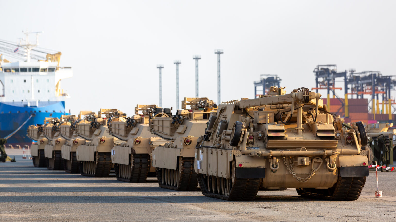 Militärfahrzeuge im Tiefseehafen für den Import- und Exportlogistiktransport, militärische Ausrüstung.