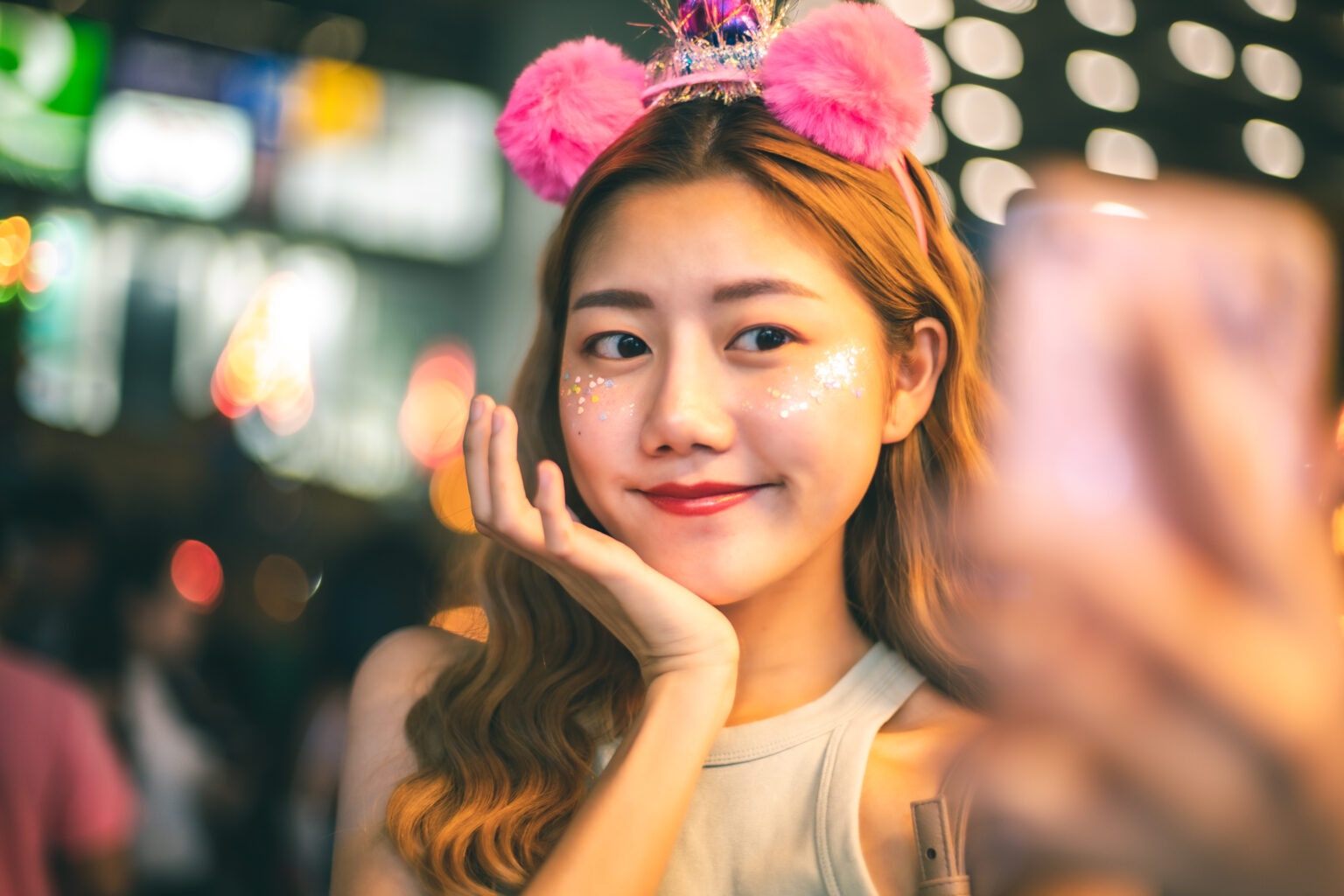 Asiatisches Mädchen lächelt in die Kamera