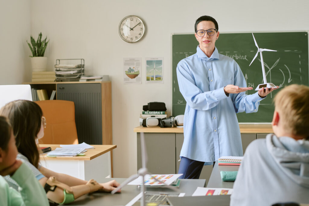 Lehrerin steht in Klasse