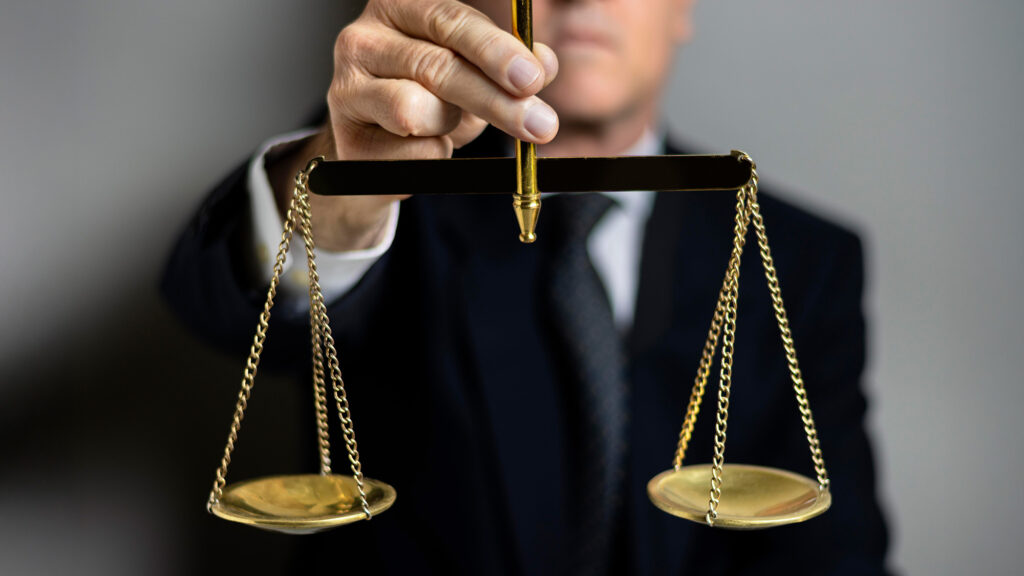 MFG Oberösterreich kritisiert politische Ungleichbehandlung: Diversionen für Politiker, harte Corona-Strafen für Bürger und drohende Existenzen.