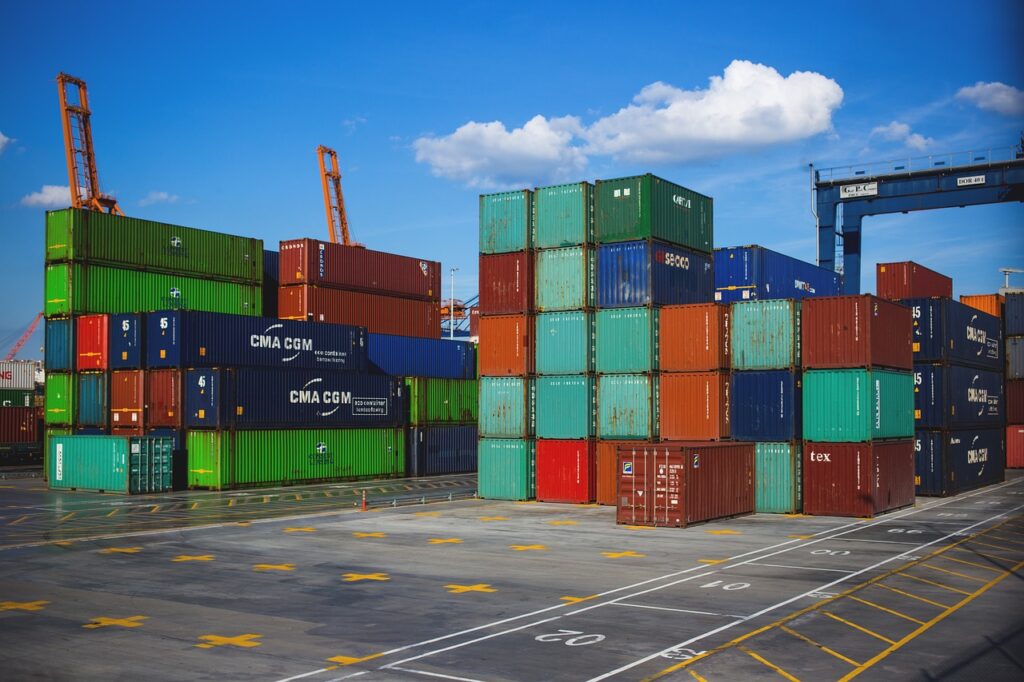 Ein Containerschiff im Hafen symbolisiert die exportgetriebene Wachstumsprognose für die deutsche Wirtschaft – Foto: Pexels / Pixabay