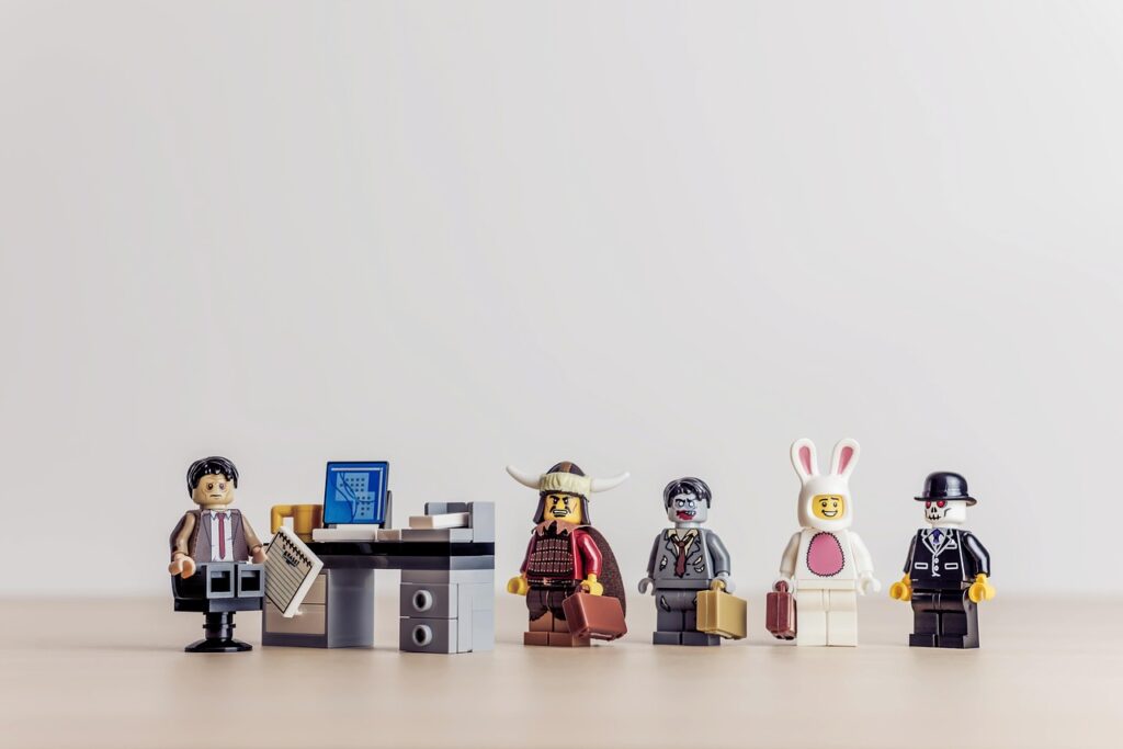 Ein aufgeräumter Schreibtisch in einem Büro symbolisiert den Wettbewerb um Fachkräfte auf dem Arbeitsmarkt – Foto: kirill_makes_pics / Pixabay
