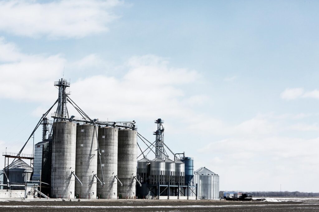 Industrielle Gasspeicheranlage mit Rohren und Ventilen im Abendlicht, Symbolbild zu den Gasmangel-Zahlen in Europa – Foto: Pexels / Pixabay