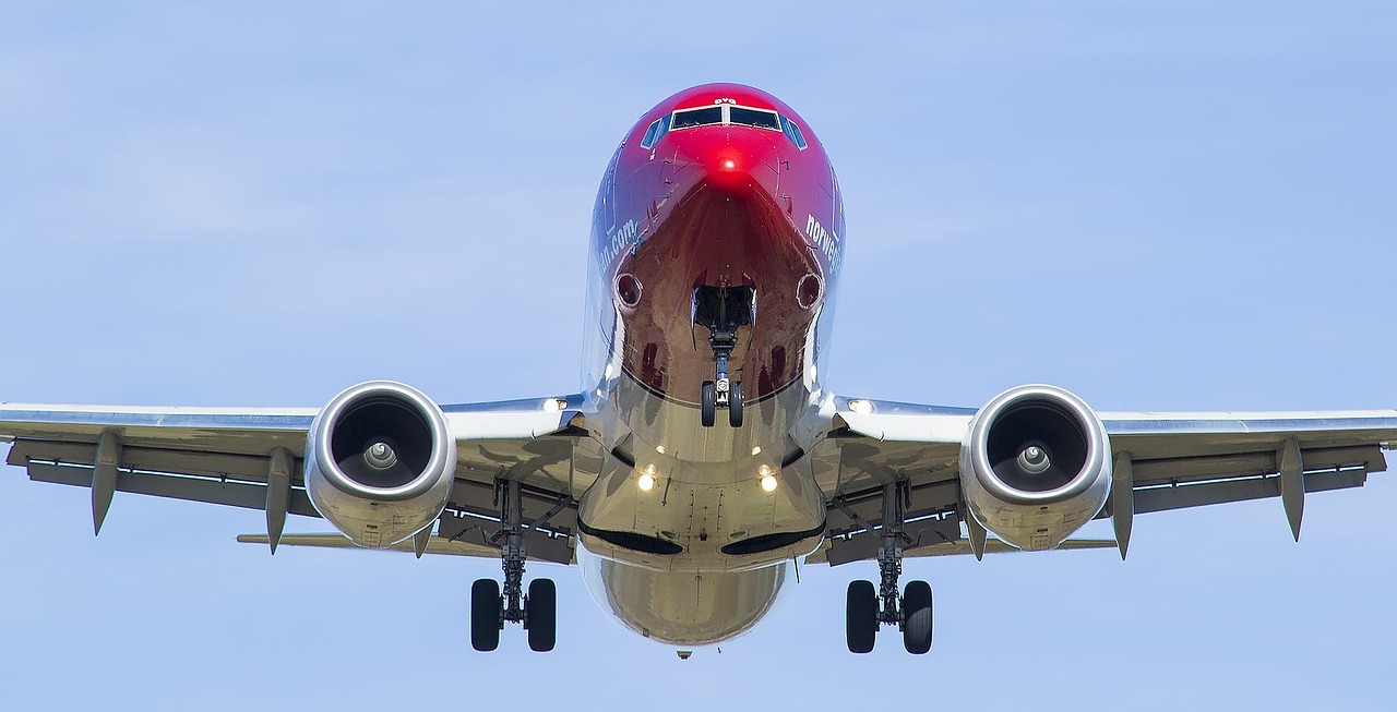 Ein Passagierflugzeug steht am Gate, Sinnbild für die Turkish-Airlines-Bestellung im Milliardenwert bei Boeing – Foto: tommyolsson / Pixabay