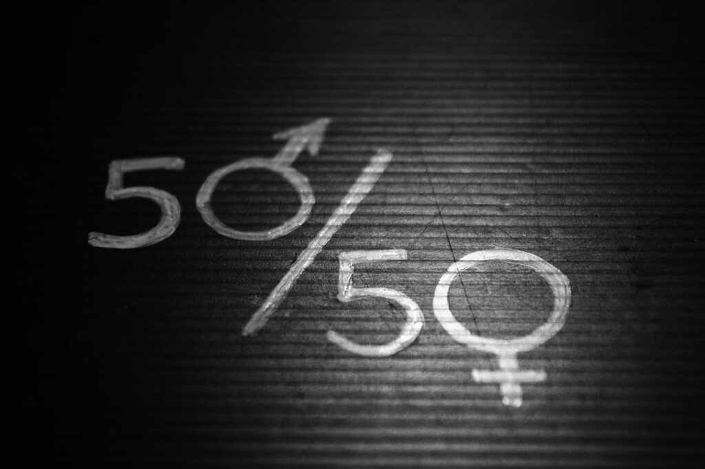 Eine Gehaltsabrechnung und eine Zitrone liegen auf einem Schreibtisch als Symbol für den Equal Pay Day – Foto: uslikajme / Pixabay