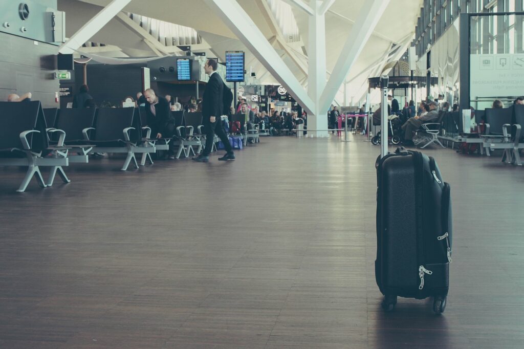 Leere Sitzreihen in einer Abflughalle verdeutlichen den Rückgang der Flughafen Wien Passagiere im September – Foto: StockSnap / Pixabay