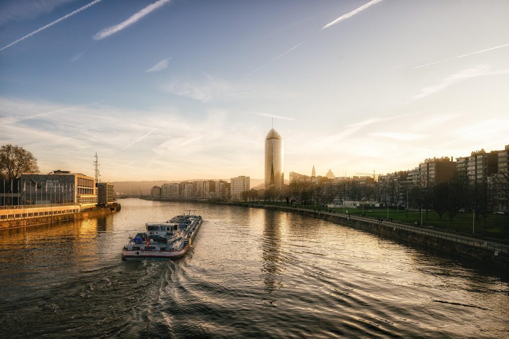 Ein Frachtschiff fährt bei Niedrigwasser über den Rhein, während die Kosten durch das niedrige Wasser steigen – Foto: Tama66 / Pixabay