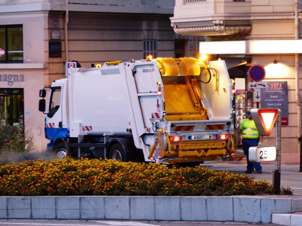 Ein kommunales Müllfahrzeug steht auf einem Betriebshof, sinnbildlich für den Ausfall von Müllfahrzeugen in der Förderstatistik des Bundes – Foto: Hans / Pixabay