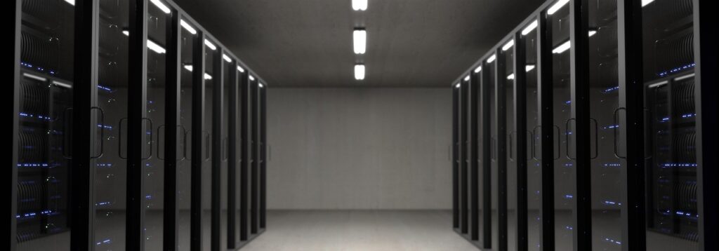 Serverraum eines Supercomputers, der die KI-Förderung für Start-ups und Mittelständler symbolisiert – Foto: StockSnap / Pixabay