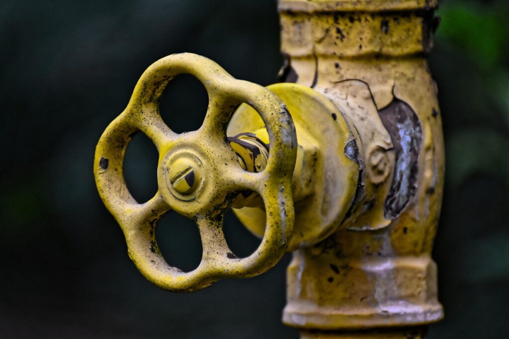 Klares Trinkwasser aus Graz fließt aus einem Wasserhahn in ein Glas – Foto: Alexas_Fotos / Pixabay