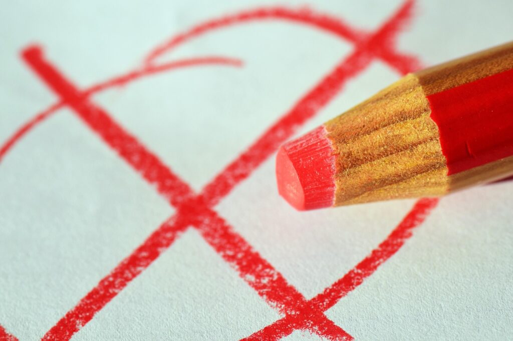 Stimmzettel und Stift auf einem Tisch symbolisieren die aktuelle Sonntagsfrage und Umfrage zur politischen Stimmung – Foto: ulleo / Pixabay