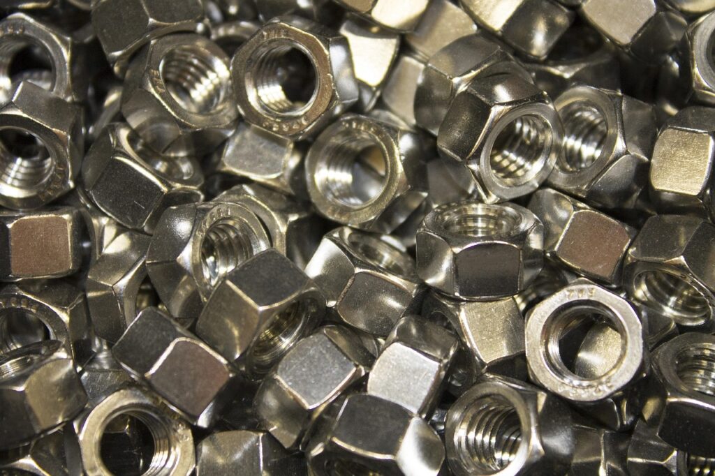 Ein Lehrling arbeitet an Metallteilen in einer Werkstatt, ein Sinnbild für den Fachkräftemangel in UK in der Ingenieurbranche – Foto: antmoreton / Pixabay