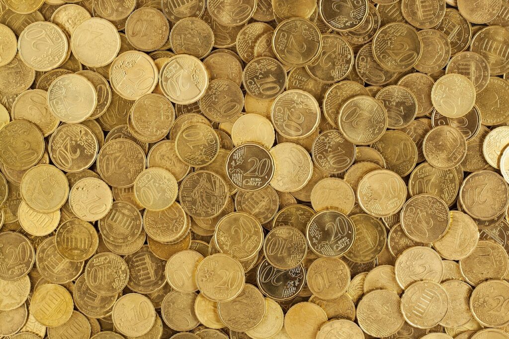 Ein Sparbuch liegt neben Euro-Münzen auf einem Holztisch, ein Sinnbild dafür, dass Steirer 294 Euro sparen, aber oft falsch anlegen – Foto: image4you / Pixabay