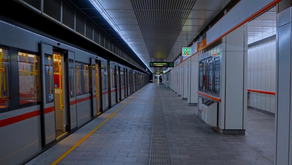 Ein moderner Zug der ÖBB steht an einem Bahnsteig, während die ÖBB-Preise 2026 für Reisende steigen – Foto: SocialBunnyMarketing / Pixabay