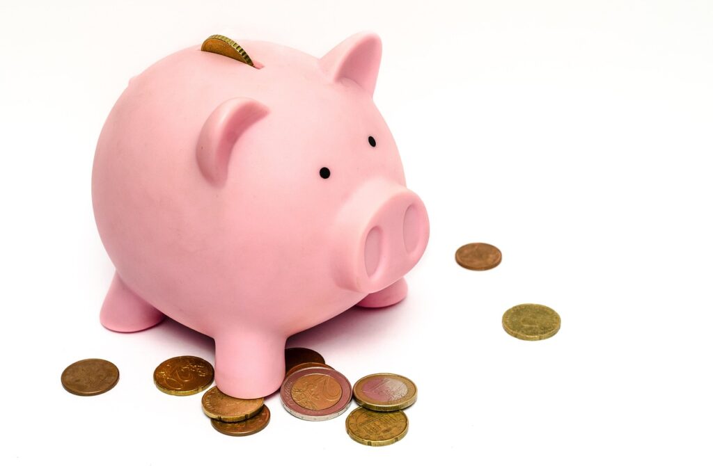 Eine Hand steckt Münzen in ein Sparschwein, sinnbildlich für die Sparzinsen 2026 und ihre zeitliche Befristung – Foto: ClickerHappy / Pixabay