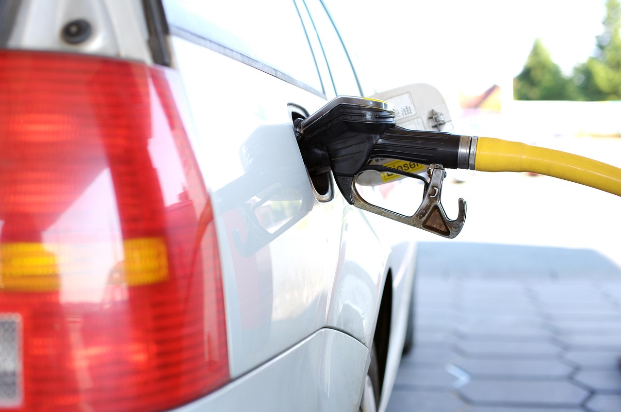 Ein Dieselzapfhahn an einer Tankstelle verdeutlicht, wie viel vom Tankrabatt bei Diesel tatsächlich ankommt – Foto: andreas160578 / Pixabay