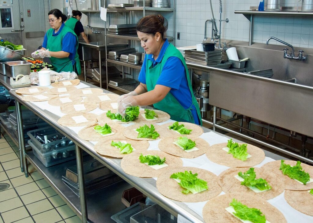Ein Essenstablett auf einem Kantinentresen symbolisiert den Rückgang beim Sodexo Gewinn im Catering- und Servicegeschäft – Foto: 12019 / Pixabay