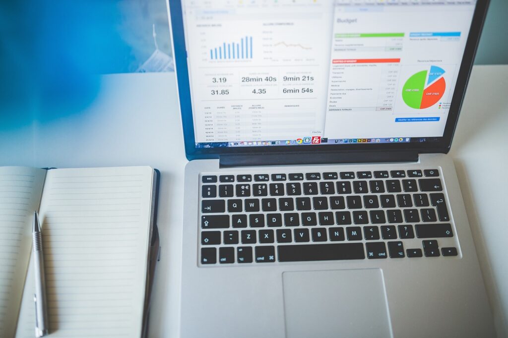 Laptop mit Dashboard-Grafiken auf einem Schreibtisch symbolisiert steigende KI-Investitionen in Unternehmen – Foto: Pexels / Pixabay