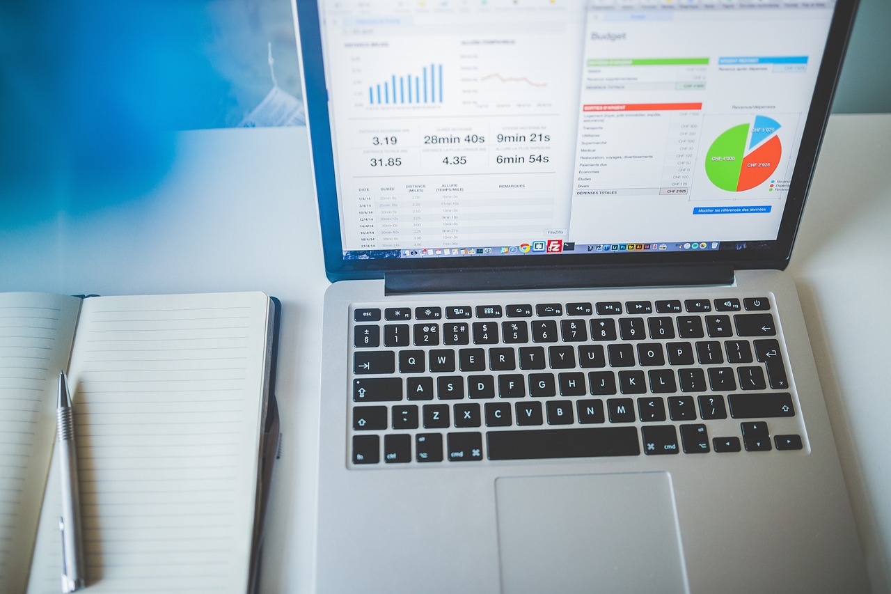 Laptop mit Dashboard-Grafiken auf einem Schreibtisch symbolisiert steigende KI-Investitionen in Unternehmen – Foto: Pexels / Pixabay